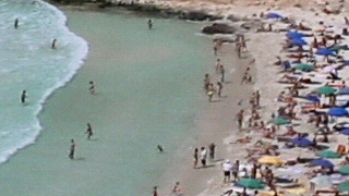 Turisti in spiaggia alla Spiaggia dei Conigli