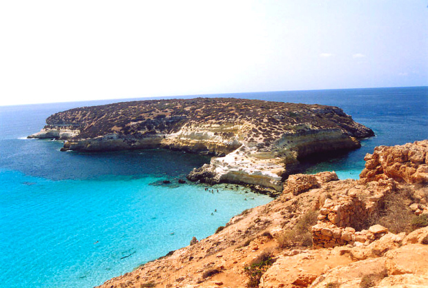 Le immagini della Spiaggia dei Conigli e dell'Isola dei Conigli a Lampedusa