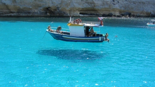 Le barche sospese a Cala Tabaccara di Lampedusa