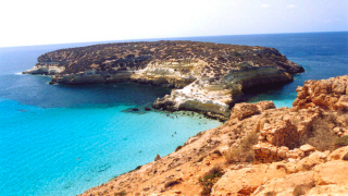 Il ministro Ronchi al Centro d'accoglienza di Lampedusa