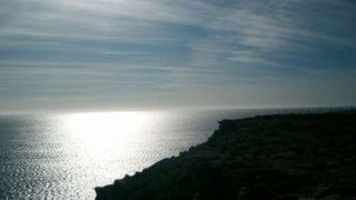 Lampedusa, il sole, il vento e il silenzio delle feste